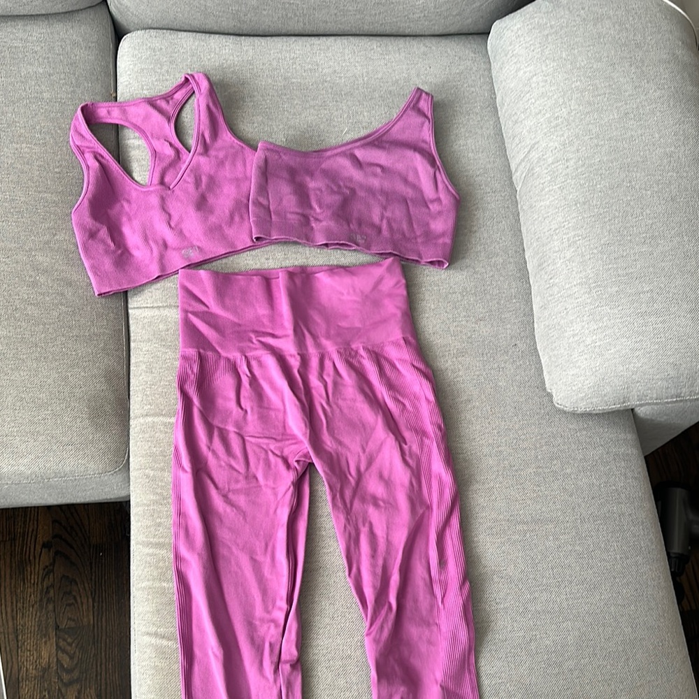 SET ACTIVE pink set with 2 tops